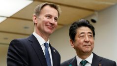 Britský ministra zahraničních věcí Jeremy Hunt a japonský premiér Šinzó Abe