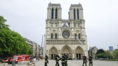 Při pohledu na čelo katedrály Notre-Dame a dvě hlavní věže to vypadá, jakoby k žádnému požáru nedošlo