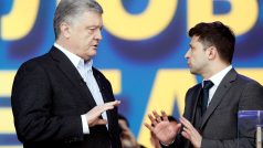 Ukrajinský prezident Petro Porošenko a jeho protivník Volodymyr Zelenskyj při debatě na kyjevském olympijském stadionu