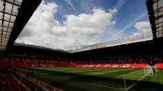 Stadion Manchesteru United Old Trafford, stejně jako Anfield Road, na kterém hraje Liverpool FC nemají jako jediní v Premier League velkoplošné obrazovky. Jejich fanoušci tak o plánovanou novinku přijdou