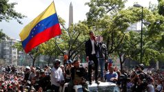 „Jako prezident Venezuely a legitimní šéf ozbrojených sil vyzývám všechny vojáky, aby nás podpořili v souladu s ústavou v tomto nenásilném boji,“ řekl Gauidó