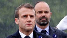 Francouzský prezident Emmanuel Macron a ministr Edouard Philippe během ceremoniálu u sochy generála Charlese de Gaulle.