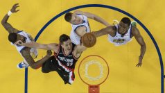 Portlandský Zach Collins bojuje o koš s obránci Golden State v prvním semifinálovém zápasu NBA.