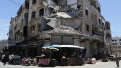 Poškozená budova v syrském Idlibu