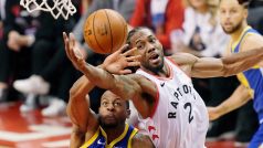 Útočník Toronta Kawhi Leonard (vpravo) a obránce Golden State  Andre Iguodala v souboji o míč