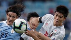 Uruguayec Edinson Cavani v souboji s Japoncem Takehiro Tomiyasuem