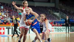 Basketbalistka Veronika Voráčková brání Švédku Fridu Eldebrinkovou ve vzájemném utkání na mistrovství Evropy