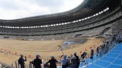 Národní stadion v Tokiu, kde se vedle slavnostních ceremoniálů uskuteční i atletické soutěže a několik fotbalových zápasů, je dokončen z 90 procent