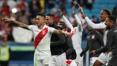 Radost peruánských fotbalistů po vítězství nad Chile