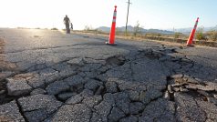 Silnice po čtvrtečním zemětřesení v Jižní Kalifornii