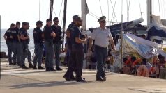Italská policie hlídá loď se zachráněnými  migranty na ostrově Lampedusa.