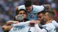 Fotbalisté Argentiny slaví gól ve finále Copy América