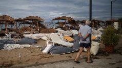 Severní část Řecka, kde tráví první část letních prázdnin u moře tisíce cizinců, zasáhla divoká bouře po několika dnech s tropickými teplotami blížícími se 40 stupňům.