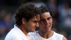 Roger Federer (vlevo) a Rafael Nadal po finále Wimbledonu v roce 2008.