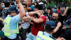 Policejní zásah proti prodemokratickým aktivistům v obchodní čtvrti Hongkongu (archivní foto)