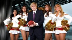 Boris Johnson ještě jako starosta Londýna na setkání s hráči amerického fotbalového týmu ze San Francisca 49ers a roztleskávačkami na radnici v Londýně v roce 2010.