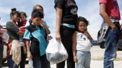 Spojené státy dál odebírají na hranici s Mexikem děti rodinám imigrantů. Tvrdí to Americká unie občanských práv, podle které oddělily úřady od rodičů za poslední rok více než 900 dětí