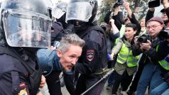 Podle serveru OVD-Info, který se specializuje na policejní zákroky, zadržela už policie nejméně 89 účastníků demonstrace, informovala agentura Reuters