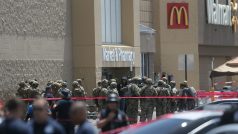 Někteří lidé se schovali i v rychlém občerstvení McDonald&#039;s, odkud je vyvedli až policisté.