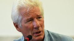 Richard Gere na tiskové konferenci k situaci na uprchlické lodi Open Arms.