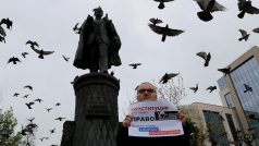 Liberální opozice se tentokrát rozhodla pro individuální tiché protesty u různých památníků, jež nevyžadují souhlas úřadů