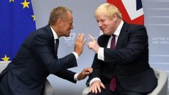 Předseda Evropské rady Donald Tusk před jednáním s britským premiérem Borisem Johnsonem na summitu G7 ve Francii