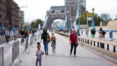 Chodci se procházeli po londýnském Tower Bridge.