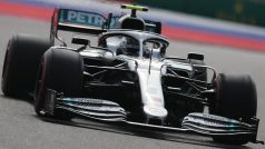 Pilot Mercedesu Valtteri Bottas na okruhu v Soči