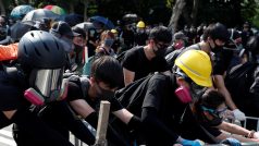 Tisíce prodemokratických demonstrantů, oblečených do černé barvy, se v úterý zapojily do protestního průvodu v centru Hongkongu