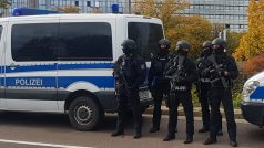 Policie hlídá oblast střelby v Halle.
