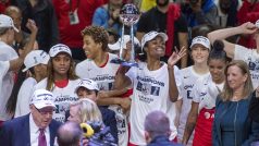 Hráčky Washingtonu Mystics s trofejí pro šampionky WNBA