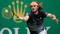 Řek Stefanos Tsitsipas během zápasu s Novakem Djokovičem na turnaji Masters v Šanghaji