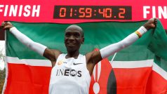 Eliud Kipchoge uběhl maratonskou trať pod dvě hodiny. O světový rekord se však nejednalo.