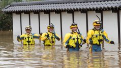 Policie prohledává zaplavenou oblast v naganské prefektuře v Japonsku