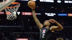 Basketbalista Kawhi Leonard střílí koš během zápasu NBA proti San Antoniu Spurs