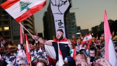 Protestující mává libanonskou vlajkou