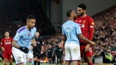 Utkán Liverpool - Manchester City. Raheem Sterling se dostal do křížku s Joem Gomezem