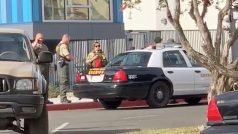 Útočník střílel na škole ve městě Santa Clarita u Los Angeles.