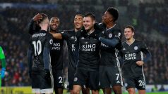 Hráči Leicesteru slaví gól na hřišti Brightonu.