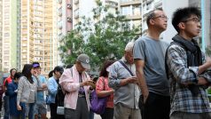 V Hongkongu probíhají komunální volby. Před některými volebními místnostmi trpělivě čekají ve frontách, které mají sto i více metrů