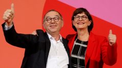 Noví předsedové německé SPD Saskia Eskenová a Norbert Walter-Borjans.