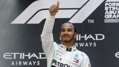 Lewis Hamilton oslavuje vítězství ve Velké ceně Abú Zabí