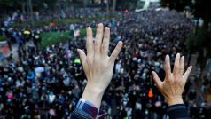 Pět prstů na ruce pro pět požadavků protivládních demonstrací v Hongkongu.