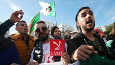 Lidé protestují proti volbám v Alžíru.