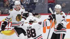 Dominik Kubalík (vpravo) slaví se spoluhráči (Patrick Kane uprostřed, Jonathan Toews vlevo) gól do sítě Winnipegu.