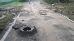 Na fotkách z místa je „asfaltový pařez“ ve kterém je pneumatika