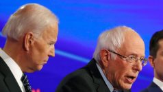 Bývalý viceprezident Joe Biden (vlevo) a někdejší starosta ze státu Indiana Pete Buttigieg (vpravo) poslouchají senátora Bernieho Sanderse během poslední debaty demokratů před primárkami