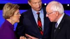 Elizabeth Warren a Bernie Sanders při společné debatě.