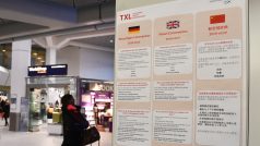 Informační cedule o koronaviru na letišti v Berlíně