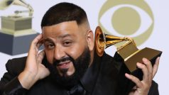 DJ Khaled pózuje se svým oceněním za rapovou skladbu Higher, na které se s ním podílel Nipsey Hussle a John Legend